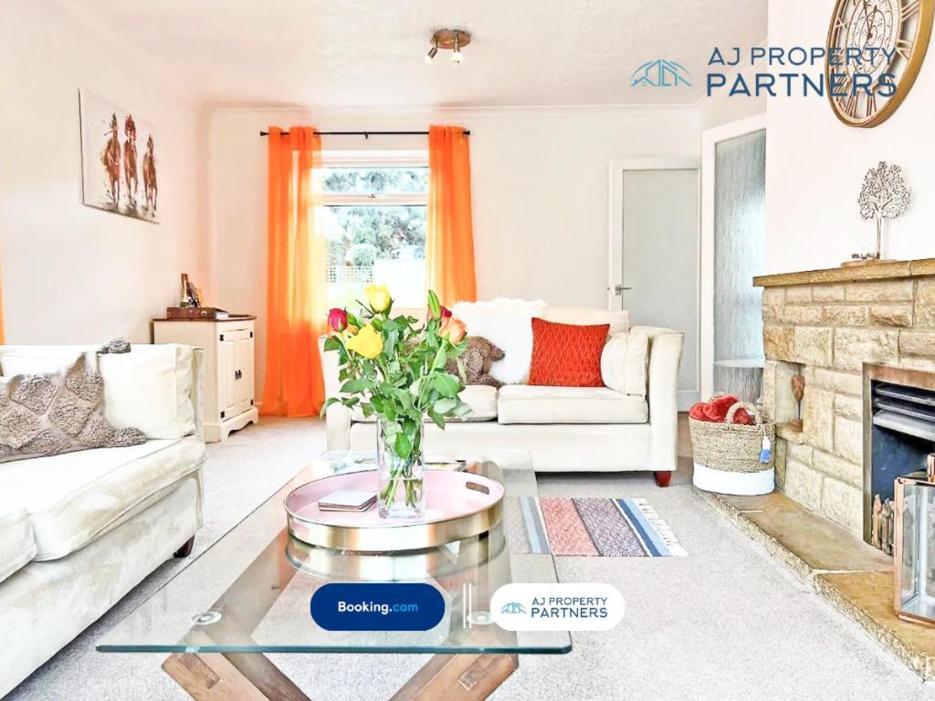 Premium Deal L Hill View Home L Last-Minute Offer L Cheltenham L Aj Properties L Perfect For Short Or Long Stays L 4Beds 4Bedrooms Exterior photo