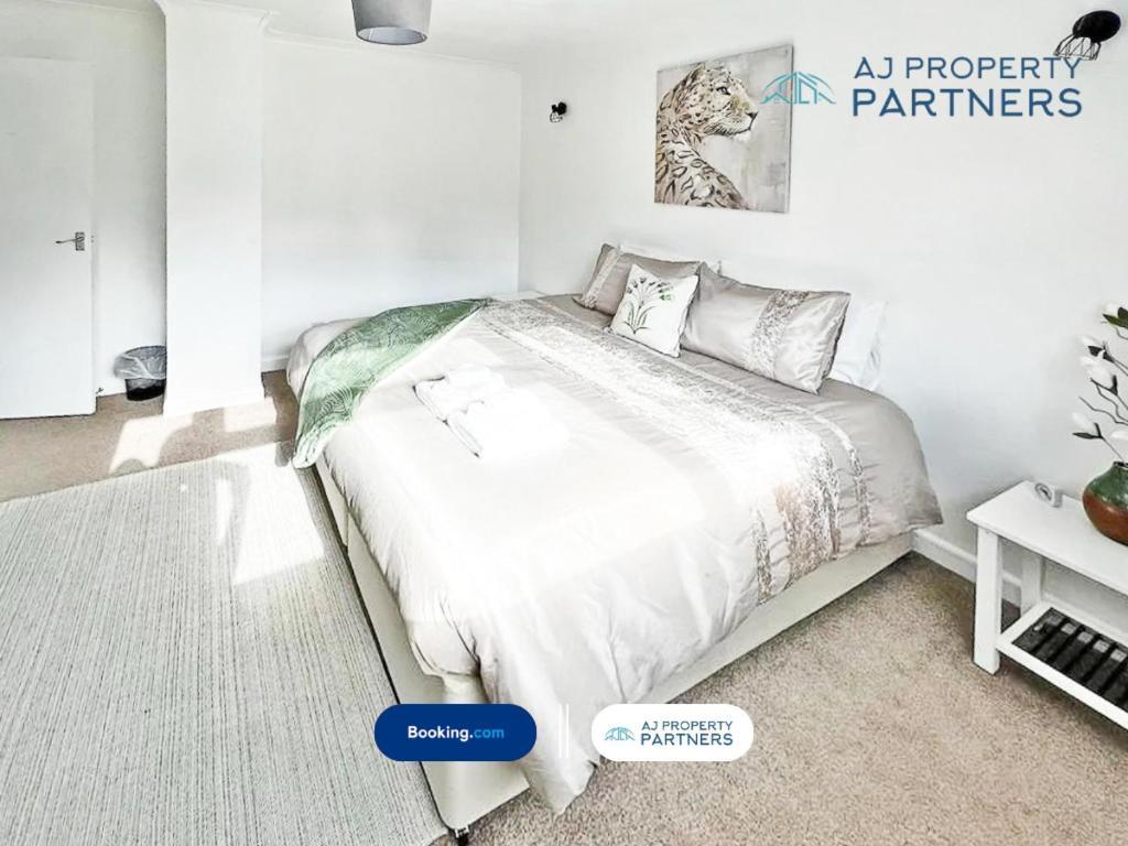 Premium Deal L Hill View Home L Last-Minute Offer L Cheltenham L Aj Properties L Perfect For Short Or Long Stays L 4Beds 4Bedrooms Exterior photo
