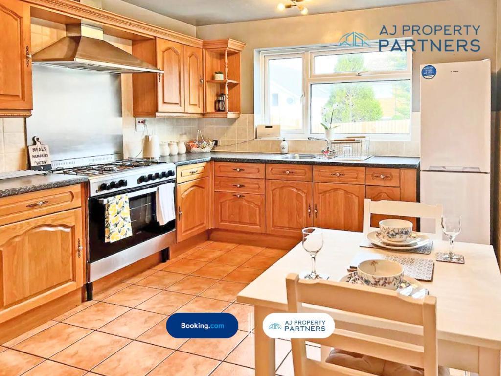 Premium Deal L Hill View Home L Last-Minute Offer L Cheltenham L Aj Properties L Perfect For Short Or Long Stays L 4Beds 4Bedrooms Exterior photo