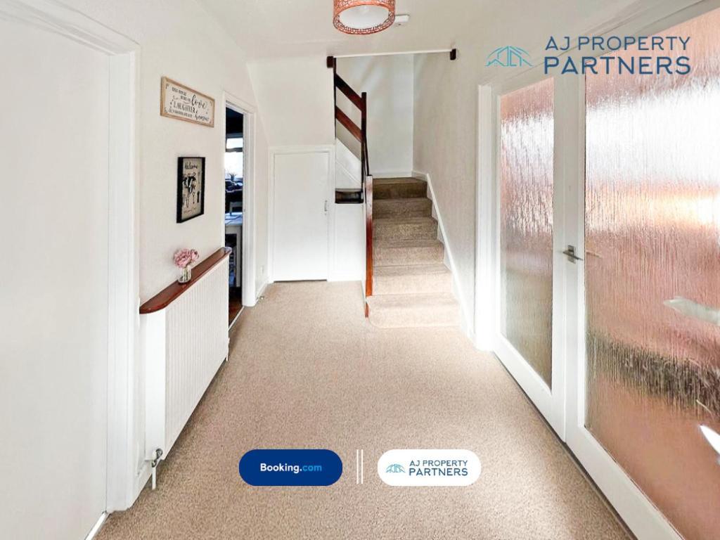 Premium Deal L Hill View Home L Last-Minute Offer L Cheltenham L Aj Properties L Perfect For Short Or Long Stays L 4Beds 4Bedrooms Exterior photo