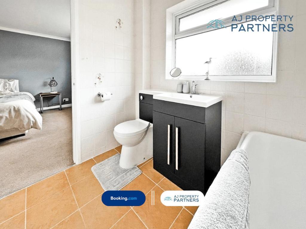 Premium Deal L Hill View Home L Last-Minute Offer L Cheltenham L Aj Properties L Perfect For Short Or Long Stays L 4Beds 4Bedrooms Exterior photo