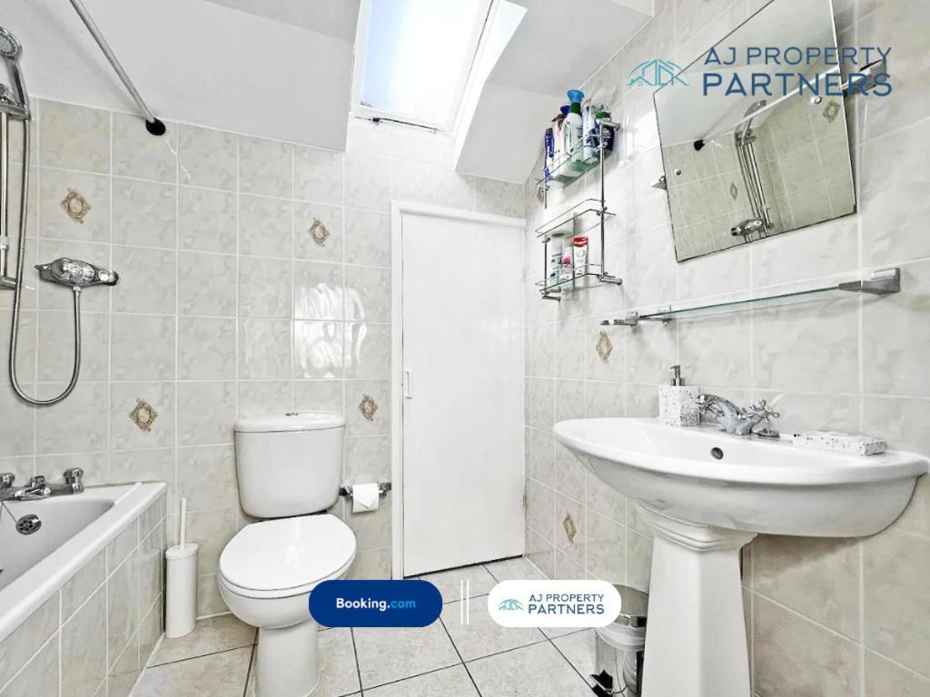 Premium Deal L Hill View Home L Last-Minute Offer L Cheltenham L Aj Properties L Perfect For Short Or Long Stays L 4Beds 4Bedrooms Exterior photo