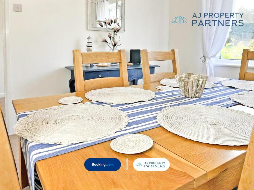 Premium Deal L Hill View Home L Last-Minute Offer L Cheltenham L Aj Properties L Perfect For Short Or Long Stays L 4Beds 4Bedrooms Exterior photo