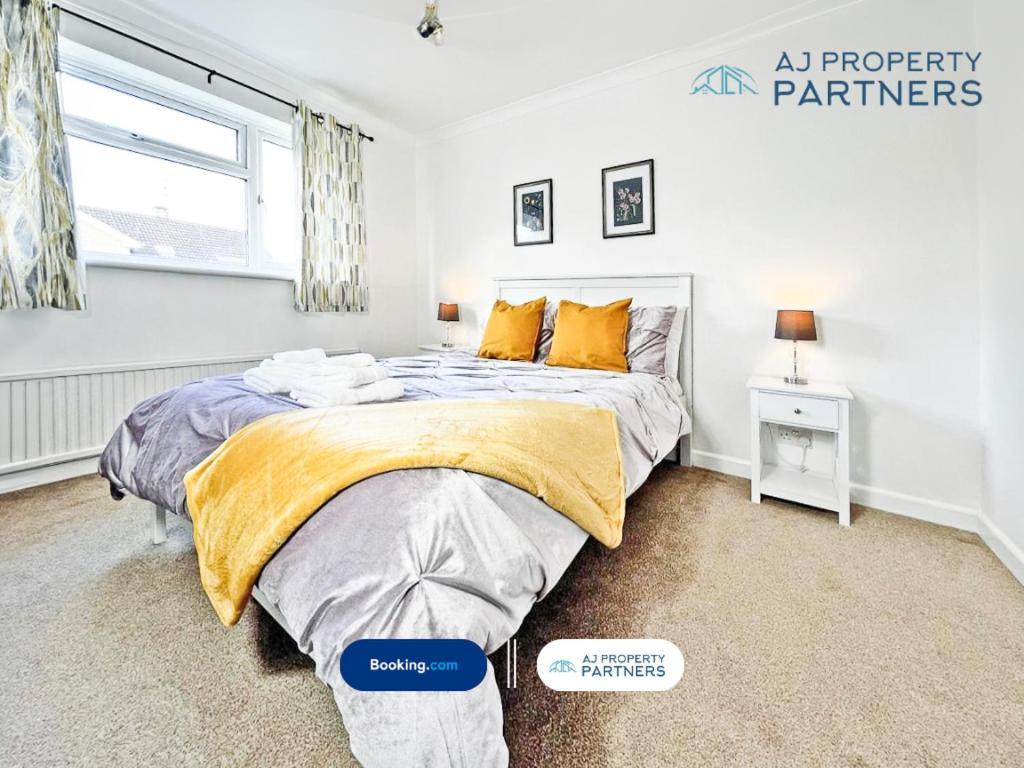 Premium Deal L Hill View Home L Last-Minute Offer L Cheltenham L Aj Properties L Perfect For Short Or Long Stays L 4Beds 4Bedrooms Exterior photo